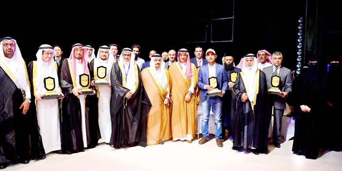 أمير منطقة الرياض في صورة جماعية مع الفائزين بجائزة جامعة الملك سعود للتميز العلمي