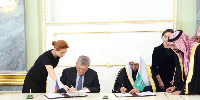  المعجب خلال توقيعه مذكرة التفاهم