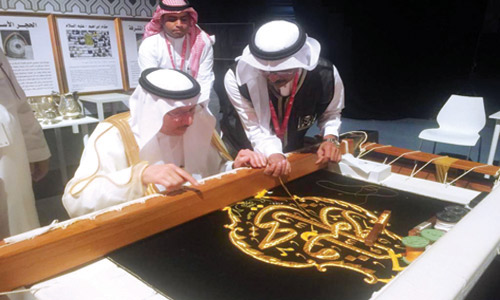  د. العثيمين خلال زيارته لمعرض الحرمين