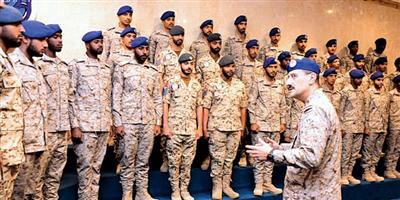 الأمير تركي بن بندر يرعى تخريج طلبة معهد الدراسات الفنية للقوات الجوية 