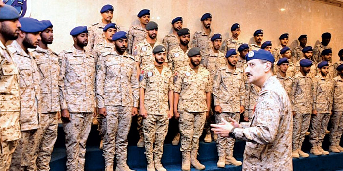  الأمير تركي بن بندر مع عدد من منسوبي المعهد