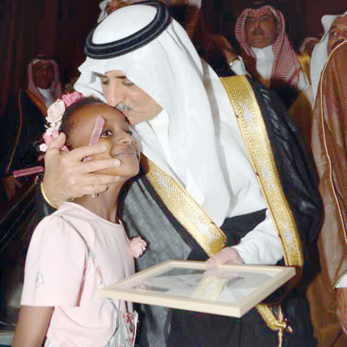 أمير منطقة تبوك في لقطة حانية مع طفلة تشد انتباه الحضور 