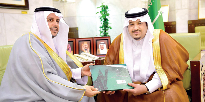  الأمير محمد بن عبدالرحمن خلال استقباله مدير عام الشؤون الصحية