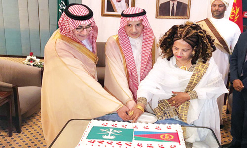  بن فويز خلال حضوره حفل سفارة إريتريا