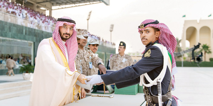وزير الحرس الوطني يرعى تخريج طلبة كلية الملك خالد العسكرية 