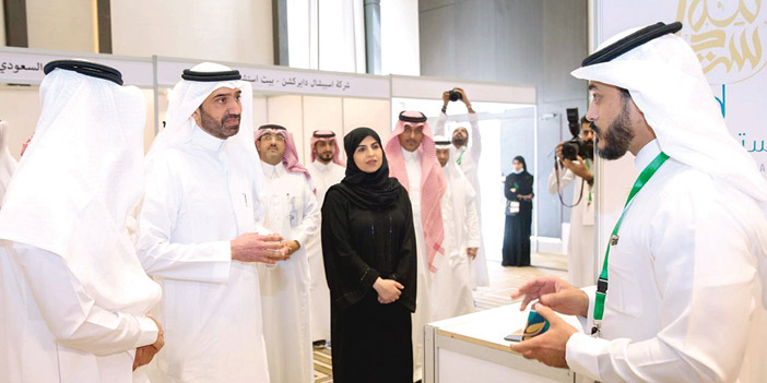  الوزير يتجول في المعرض المصاحب