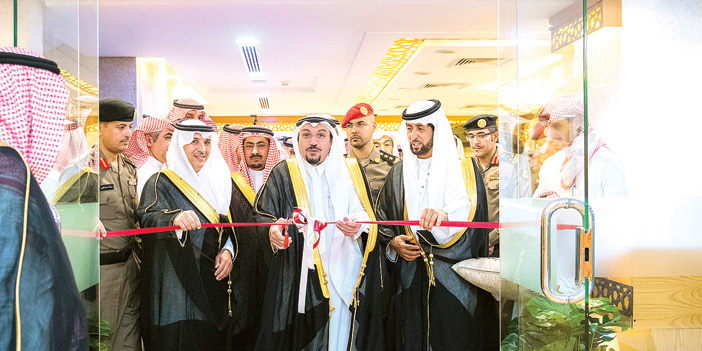  أمير القصيم يقص شريط الافتتاح