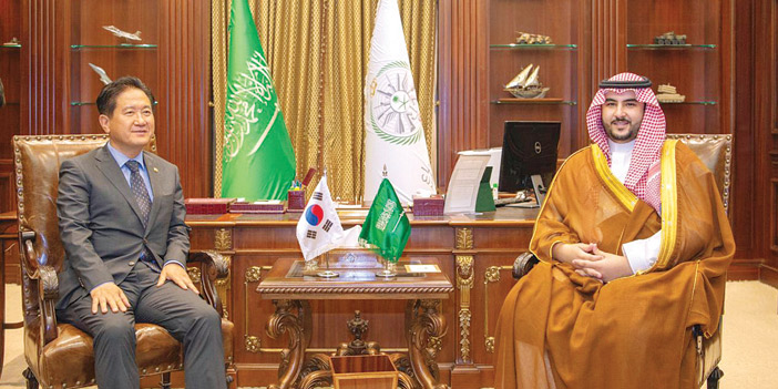  الأمير خالد بن سلمان خلال استقباله نظيره الكوري