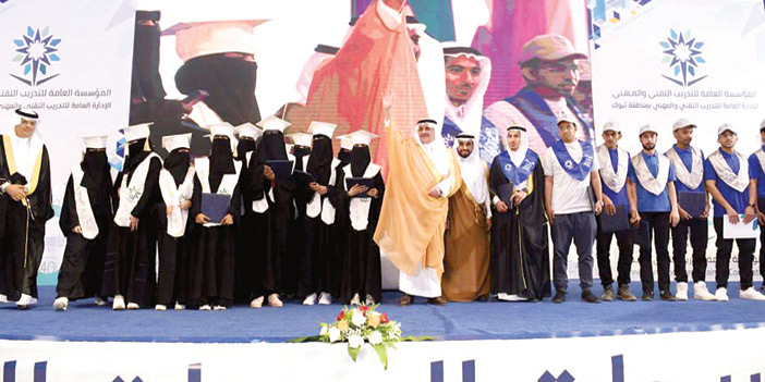  صورة تذكارية لسموه والخريجين والخريجات