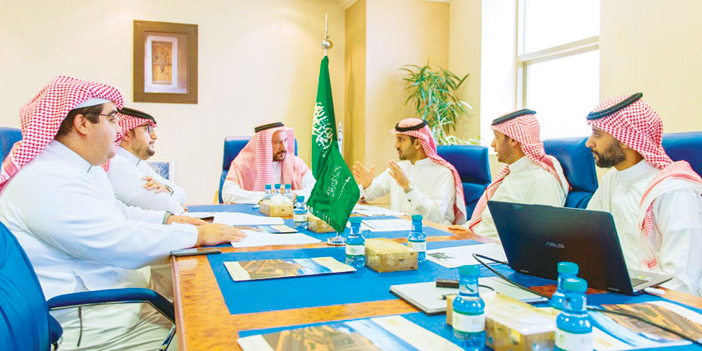  م. المجلي مترئساً اجتماع فريق الإنجاز والتدخل السريع بالأمانة