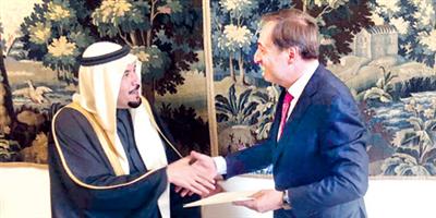 الأمير منصور بن ناصر يقدّم نسخة من أوراق اعتماده للخارجية السويسرية 