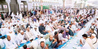 الصائمون يجسدون روح التلاحم على موائد الإفطار في المسجد النبوي 