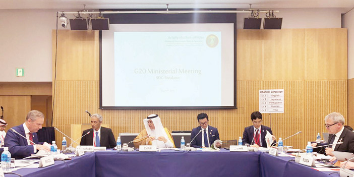  الفضلي خلال ترؤسه الجلسة الحوارية