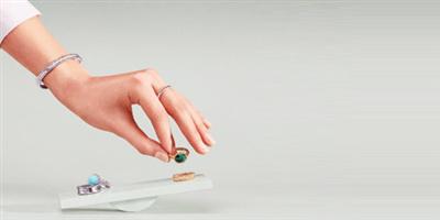 «فان كليف أند آربلز» تقدم مجوهرات تناسب جميع الأذواق بمناسبة العيد 