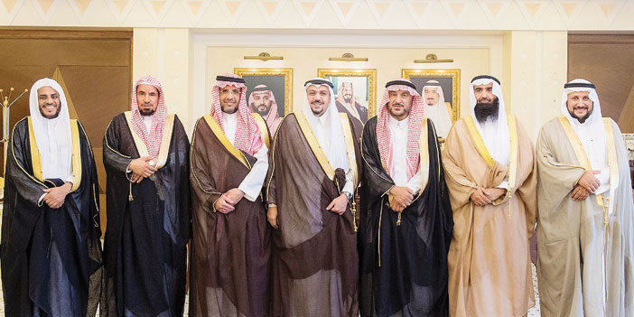  لقطة جماعية لرئيس وأعضاء اللجنة الاستشارية للعناية بمساجد الطرق مع سموه