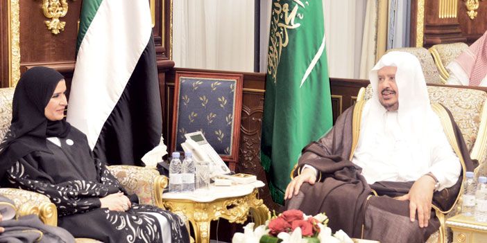  الوزيرة أمل القبيسي خلال اجتماعها مع رئيس مجلس الشورى