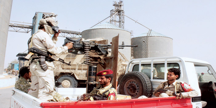  جنود يمنيون يحمون إحدى المنشآت الحيوية