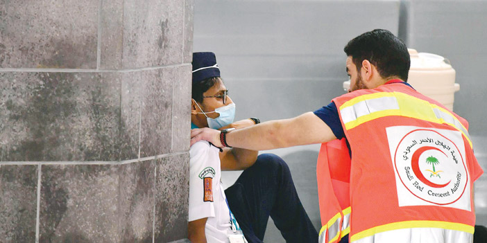  فرق الهلال الأحمر تقدِّم خدماتها للمعتمرين والزوار