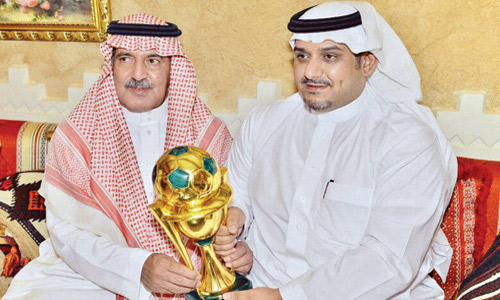  يحتفل مع الأمير نواف بن سعد بإحدى الكؤوس