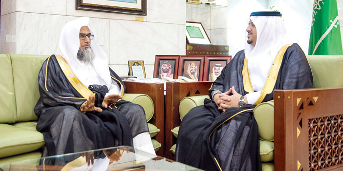  الأمير محمد بن عبدالرحمن خلال استقباله رئيس المحكمة الجزائية المتخصصة.