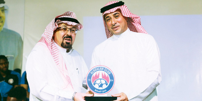  الزميل الحرز يتسلم تكريم «الجزيرة»