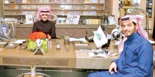  الأمير الوليد مع فهد بن نافل في لقاء سابق