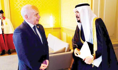 الأمير منصور بن ناصر يسلم أوراق اعتماده سفيراً لدى سويسرا 