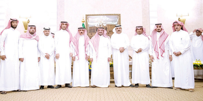  لقطة جماعية لسموه مع إدارة نادي البكيرية