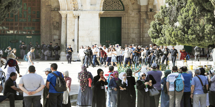 قوات الاحتلال تطرد المصلين بعد إغلاق المصلى القبلي وتحمي اليهود إثناء تجولهم