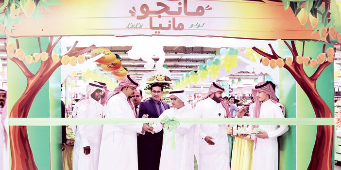  لحظة قص الشريط