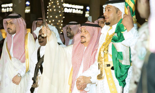 شارك في أداء العرضة السعودية في منطقة قصر الحكم 