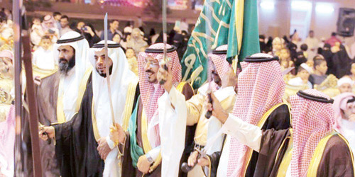  المحافظ يشارك الأهالي بالعيد