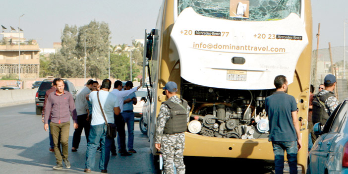  قوات الأمن المصرية تباشر إحدى الحافلات التي استهدفها داعش