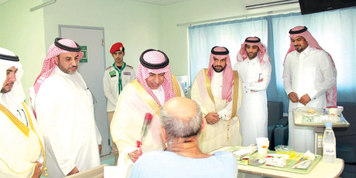  محافظ الجبيل يعايد المنومين