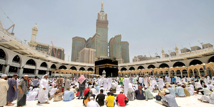 جموع المصلين يؤدون صلاة الجمعة رابع أيام عيد الفطر بالحرم المكي 