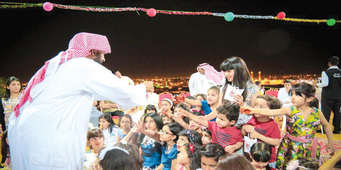  من توزيع هدية العيد على الأطفال خلال احتفالات