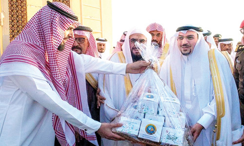 سموه خلال اطلاعه على هدية الهيئة وعلى برنامج المعايدة