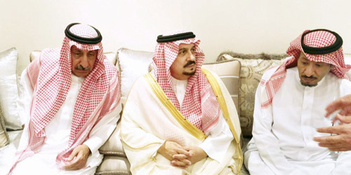  أمير منطقة الرياض خلال تقديمه واجب العزاء