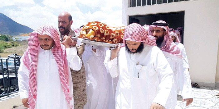 المحافظ أدى صلاة الميت عليه ونقل تعازي القيادة 