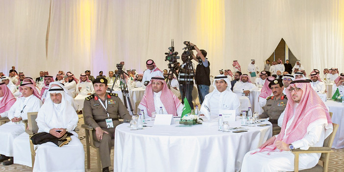  وزير النقل خلال توقيع العقود