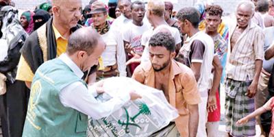 توزيع السلال الغذائية والمساعدات الإيوائية على المتضررين والنازحين في المحافظات اليمنية 