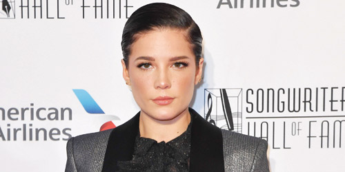 المغنية والشاعرة هالسي تحضر حفل لمشاهير الشعر بنيويورك 