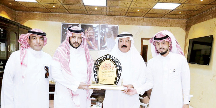  الحجاج يقدم شرفية الجندل للمهندس العنزي