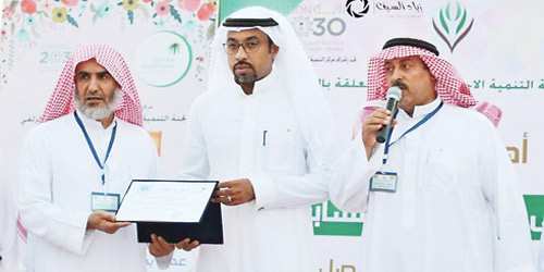  رئيس اللجنة يُكرِّم أحد المشاركين