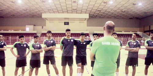  مدرب المنتخب يتحدث للاعبين قبل انطلاق الحصة التدريبية