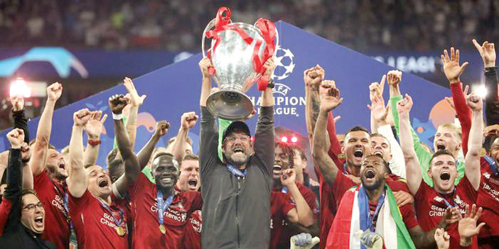  كلوب يرفع كأس أبطال أوروبا وسط لاعبيه