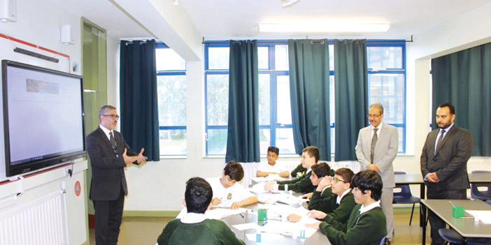 د.المقوشي يتفقد أكاديمية الملك فهد في لندن ويلتقي طلابها ومعلميهم 