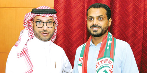  العطوي مع خالد الدبل رئيس الاتفاق بعد التوقيع