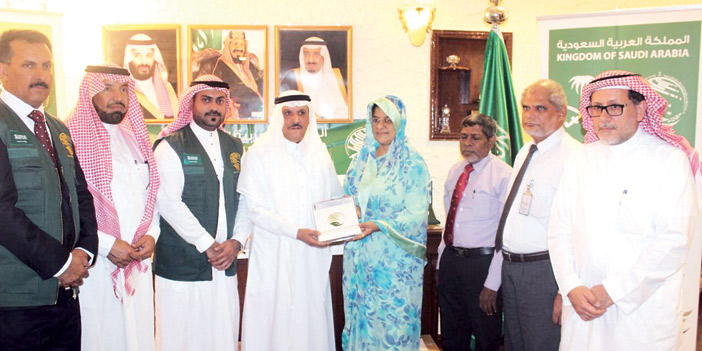  السفير يسلم هدية المملكة