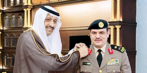  أمير الباحة يقلِّد الحربي رتبة لواء